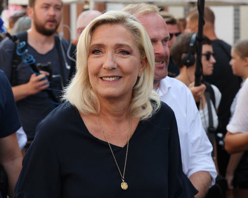 Le Pen'den Fransa'da hükümeti düşürme tehdidi 
