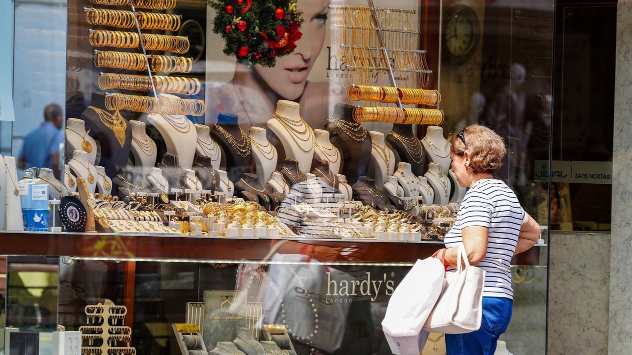 Altın 6 yılın en büyük haftalık kaybına ilerliyor