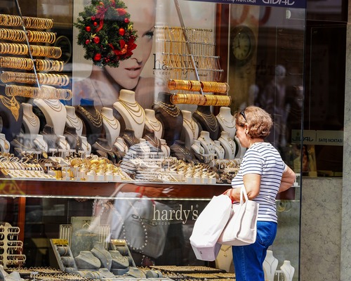 Altın 6 yılın en büyük haftalık kaybına ilerliyor