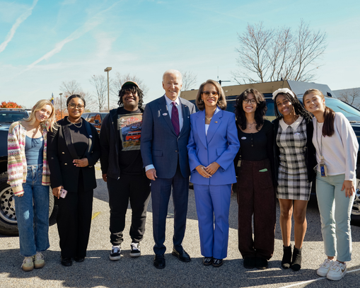 Biden, başkanlık seçimlerine 8 gün kala erken oy kullandı