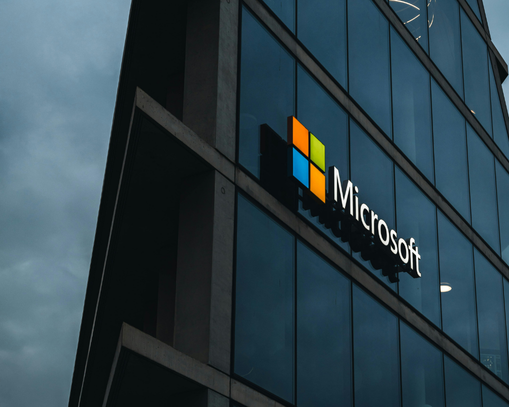 Microsoft 50 yıllık tarihindeki en yüksek üçüncü çeyrek kazancını elde etti