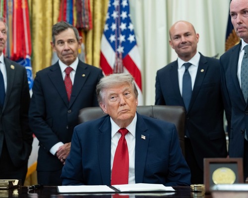 ABD Başkanı Trump aile şirketinden elini çekmiyor