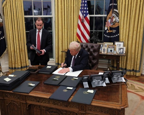 ABD'den çelik ve alüminyum ithalatına yüzde 25 gümrük vergisi: Donald Trump'ın imzaladığı kararname 12 Mart'ta yürürlüğe girecek