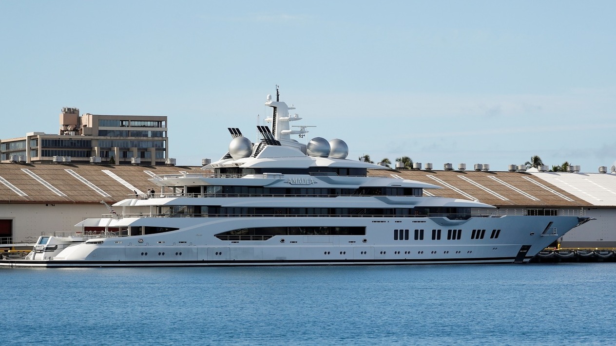 ABD’nin el koyduğu Rus yatını Dubaili milyarder aldı