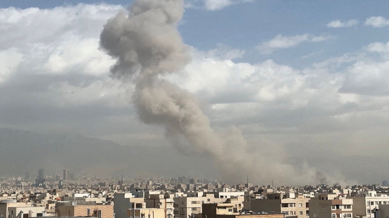 ABD ve İsrail İran'a saldırı başlattı: İran Bahreyn'deki ABD üssünü vurdu