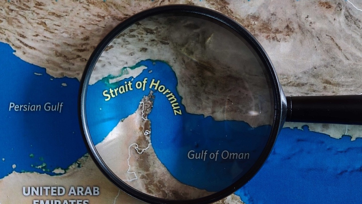 Abu Dabi Veliaht Prensi Hürmüz Boğazı’na alternatif bulmak için milyar dolarlar harcıyor