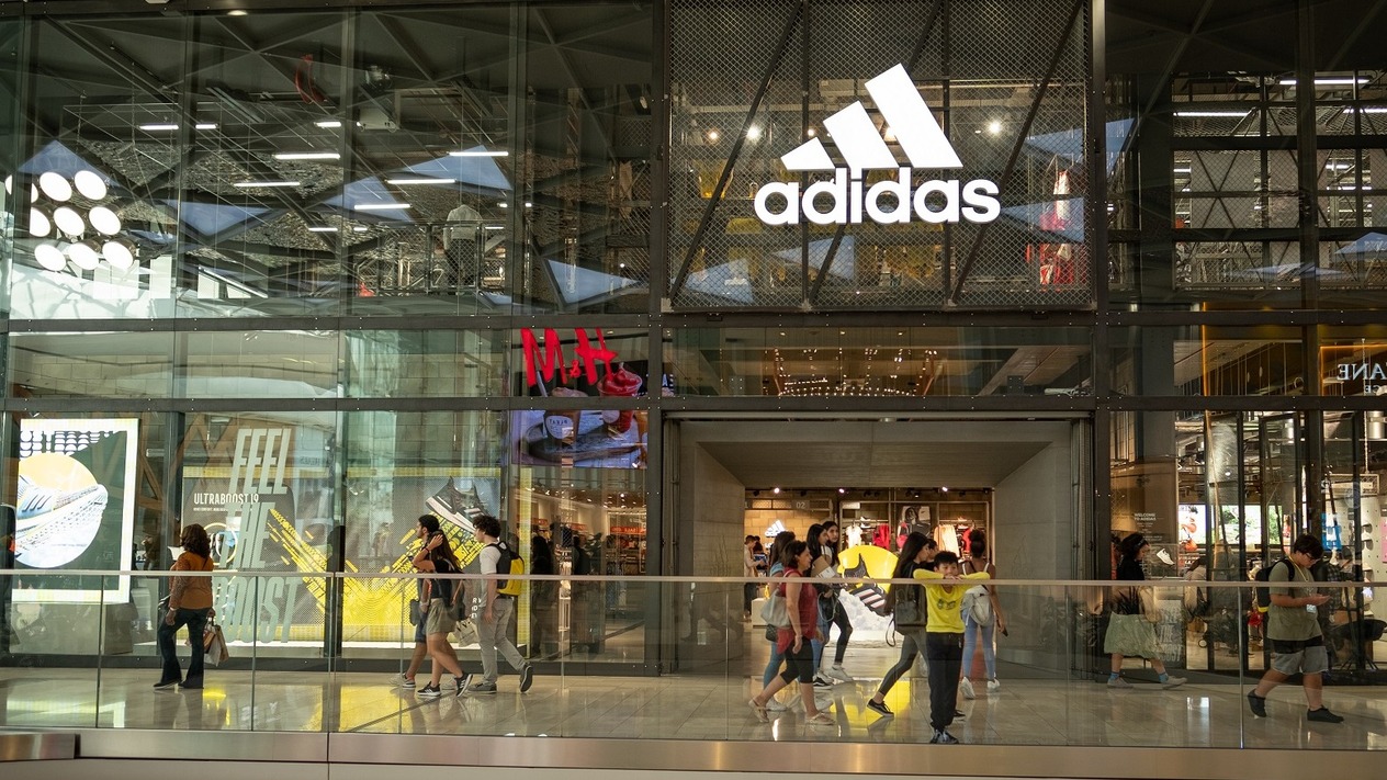 Adidas son Yeezy spor ayakkabısını sattı