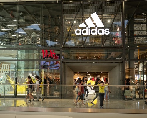 Adidas son Yeezy spor ayakkabısını sattı