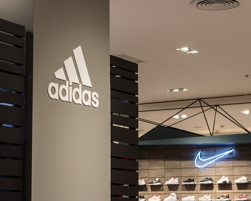 Adidas tüketicileri kazanırken Nike geride mi kalıyor?