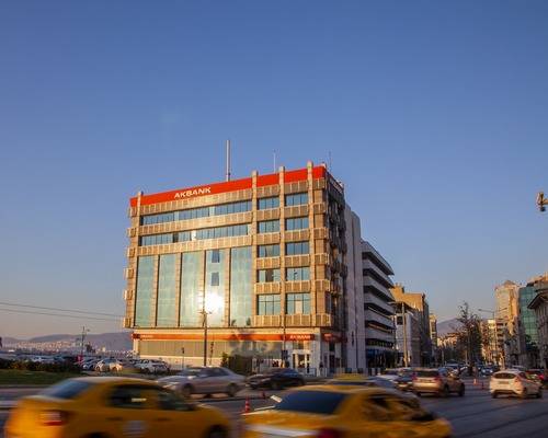 Akbank 1,5 milyar TL’lik alacağını sattı