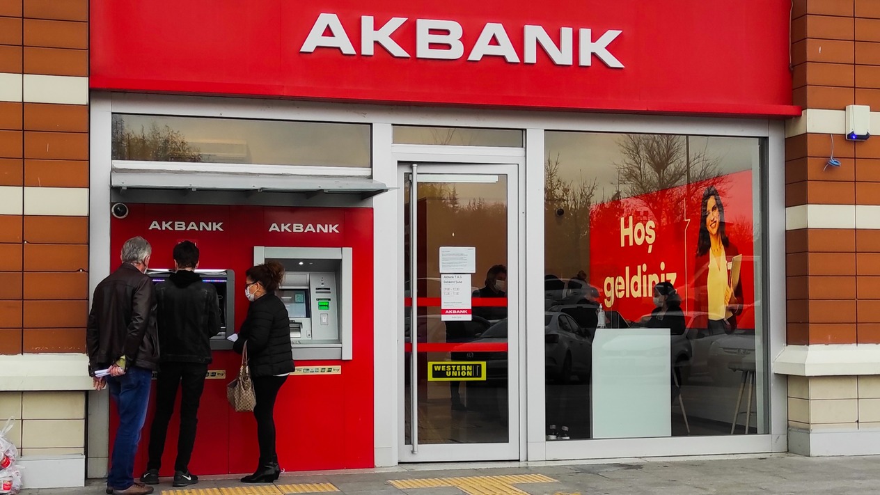 Akbank üçüncü çeyrekte beklentileri aştı