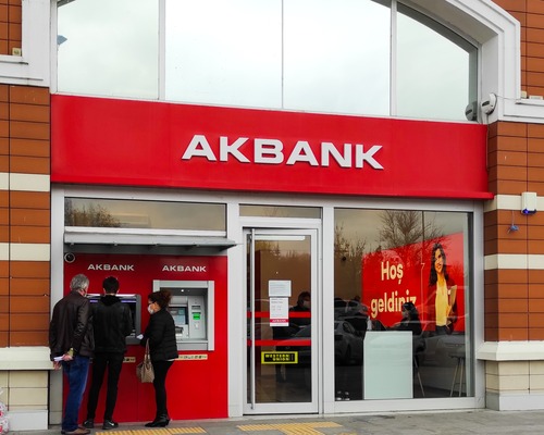 Akbank üçüncü çeyrekte beklentileri aştı