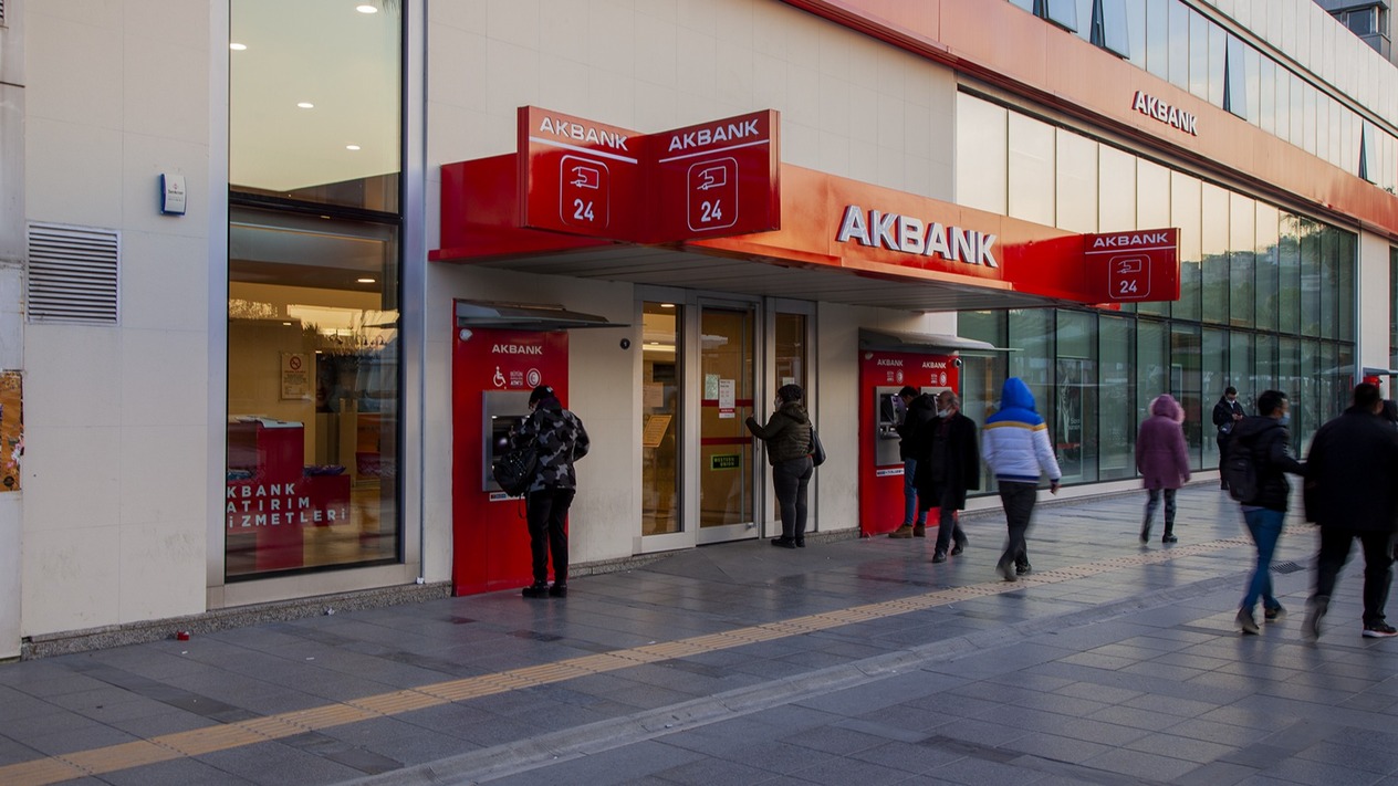 Akbank yaklaşık 1,5 milyar liralık alacağını sattı