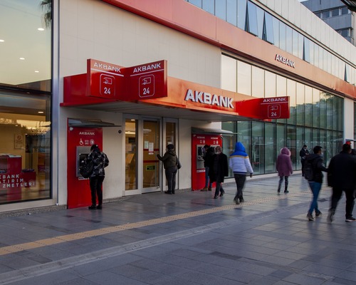 Akbank yaklaşık 1,5 milyar liralık alacağını sattı