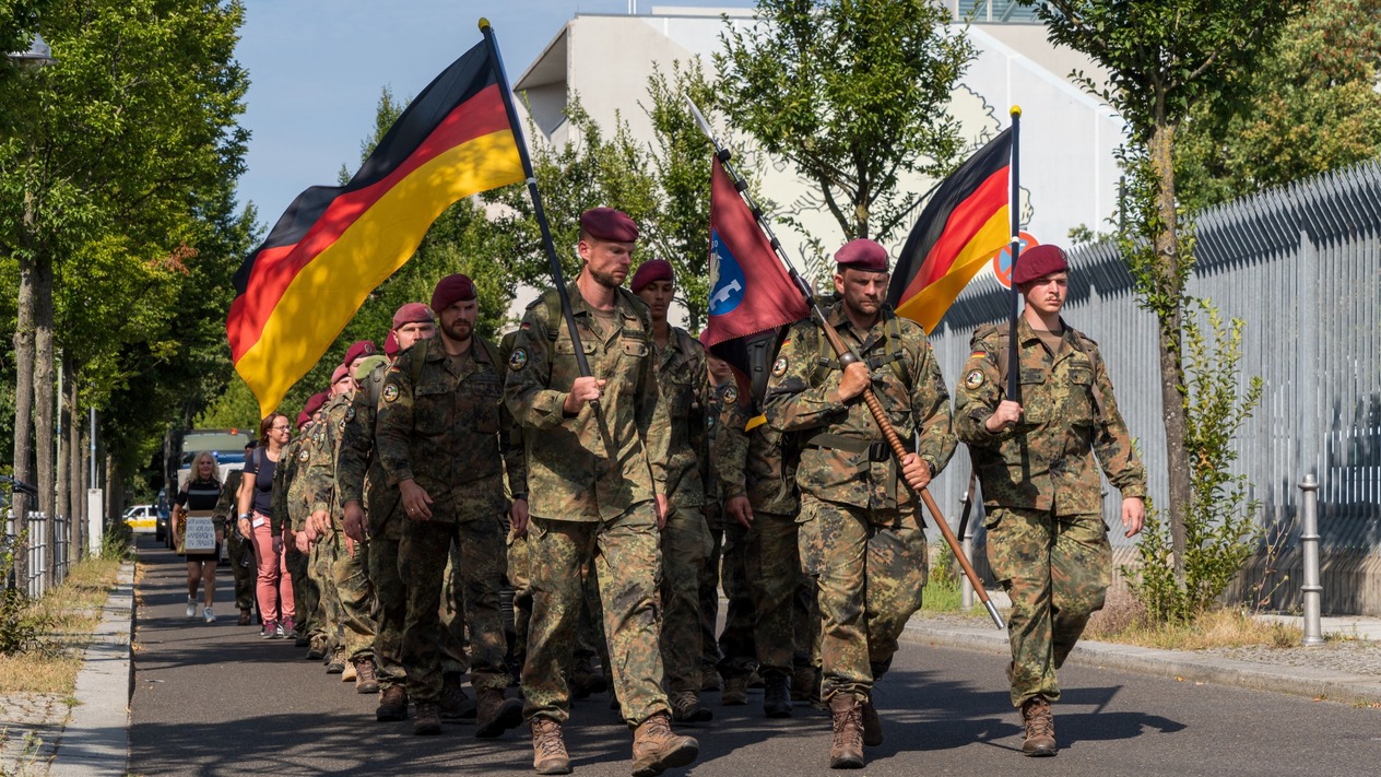 Alman savunma sanayiinde istihdam patlaması: Otomotivden kaçış sınırlı kaldı