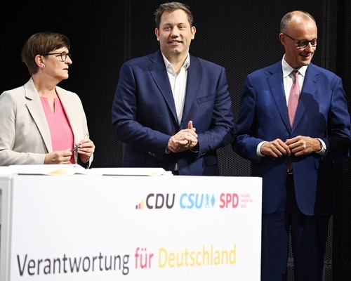 Almanya'da yeni kabinede 8'i kadın 17 bakan görev yapacak