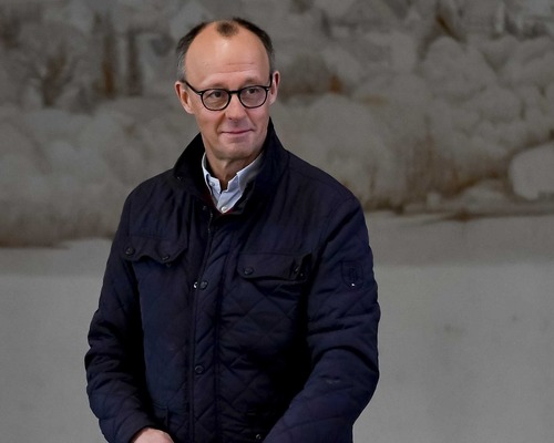 Almanya’nın yeni Başbakanı göreve tökezleyerek başladı