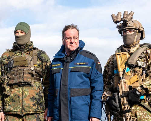 Almanya Savunma Bakanı’ndan savunma sanayisine çağrı: Artık şikayet etmeyin, üretin