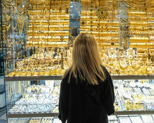 Altın fiyatları artan petrol ve dolar baskısıyla düşüşe geçti