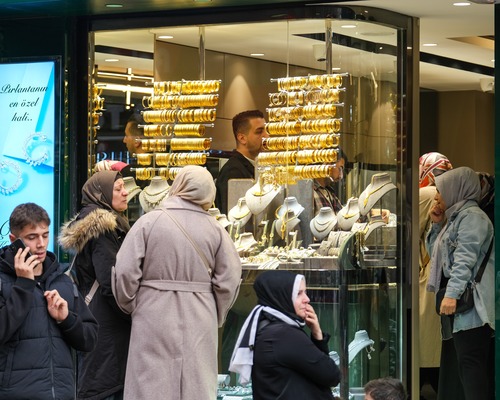 Altın fiyatları Trump politikalarının etkisiyle rekor seviyeye ulaştı