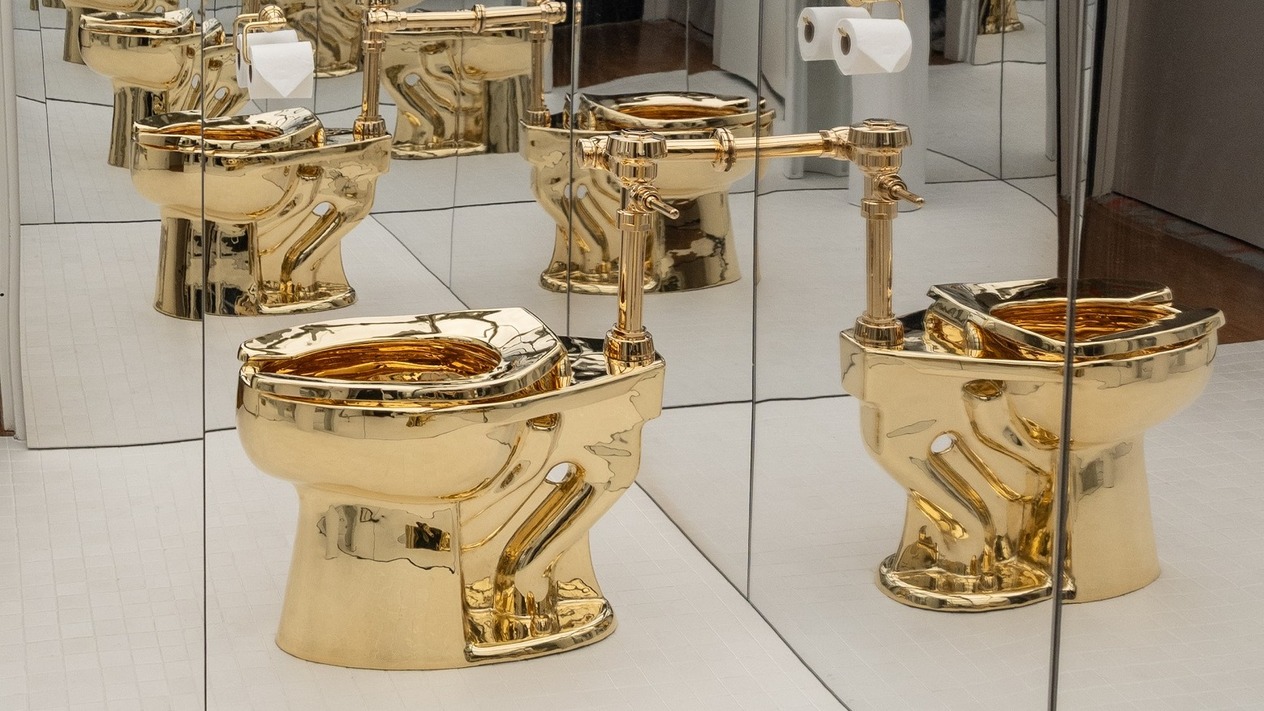 Altın tuvalet müzayedede 12 milyon dolara satıldı