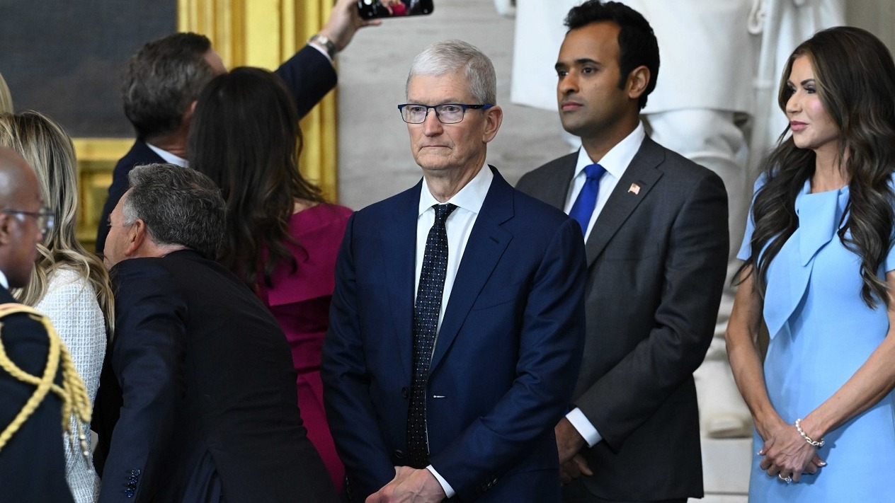 Apple CEO’su Cook Trump'ın öfkesini çektikçe sessizleşiyor