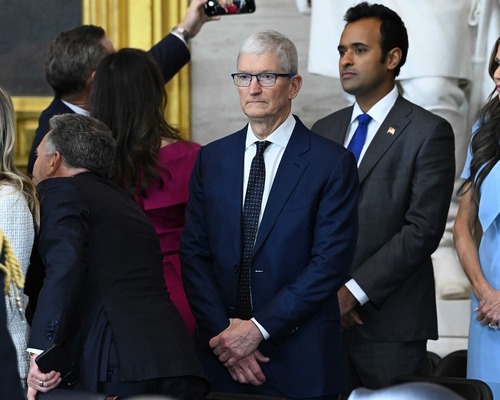 Apple CEO’su Cook Trump'ın öfkesini çektikçe sessizleşiyor