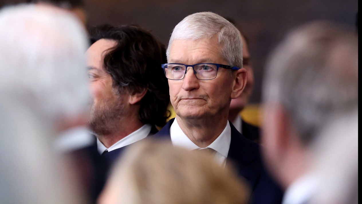 Apple CEO'su Tim Cook: Gümrük tarifeleri 900 milyon dolar maliyet getirecek
