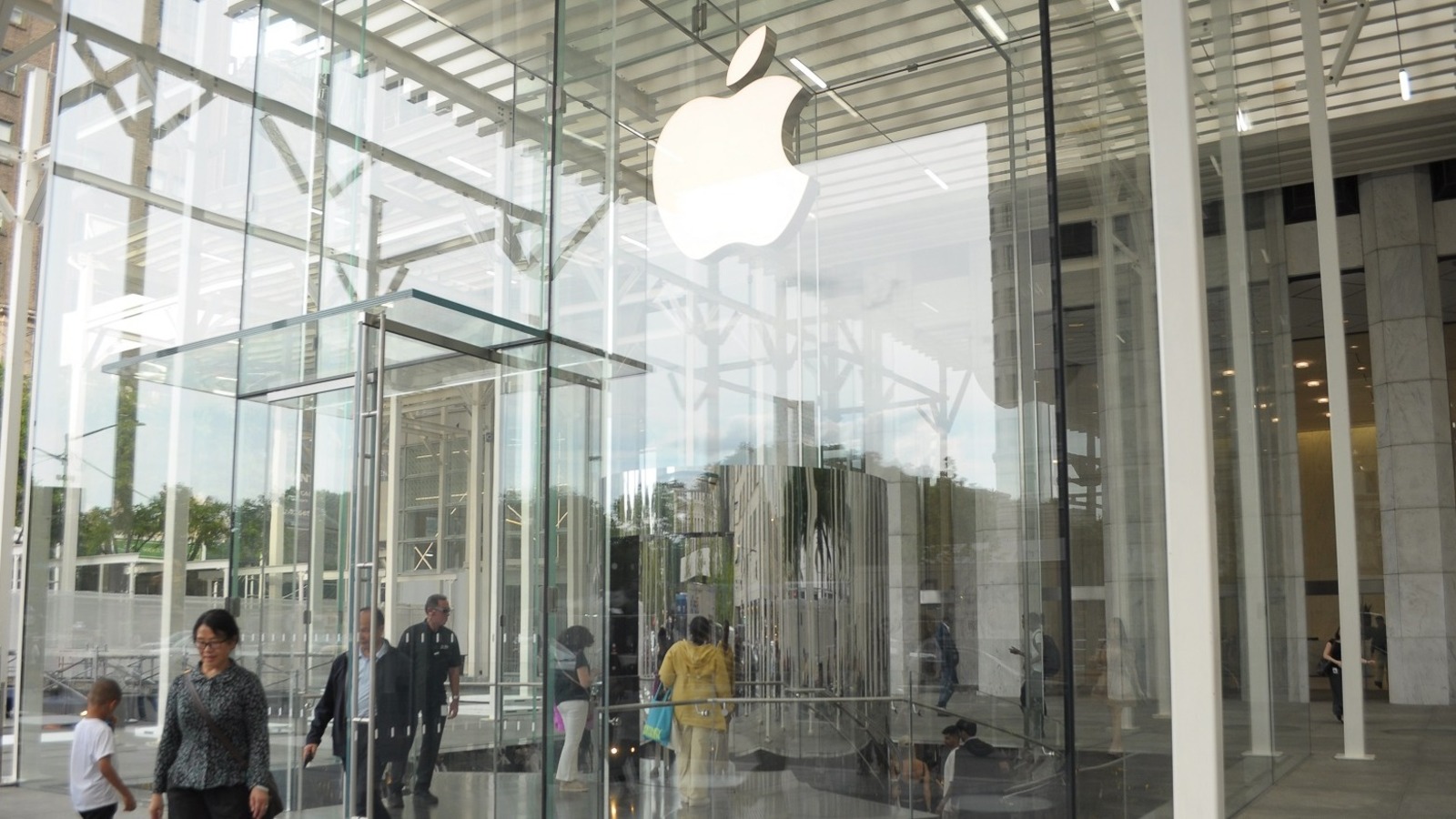 Apple’ın katlanabilir modeli iPhone ultra yalnızca beyaz ren