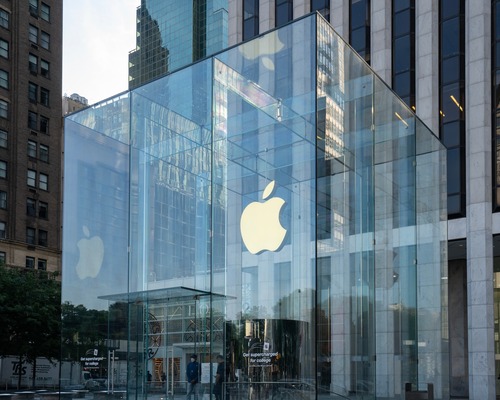 Apple, kamu ilişkileri ve müzik bölümlerinde yeniden yapılanmaya gitti