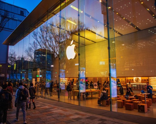 Apple, Nvidia'yı geride bırakarak yeniden dünyanın en değerli şirketi oldu