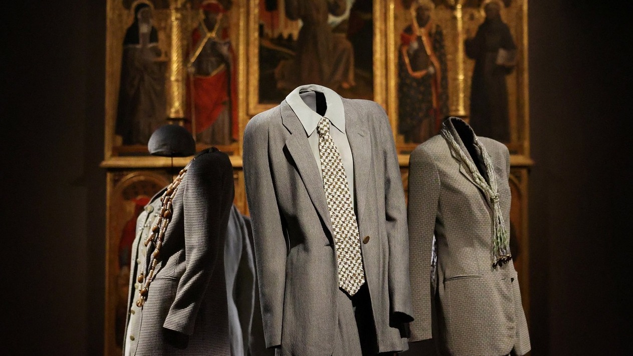 Armani'nin son koleksiyonu podyuma çıkıyor