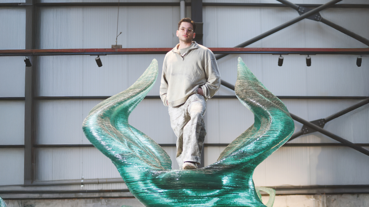 Artem Martis’in cam heykelleri, tonlarca ağırlığa rağmen ayakta duran kırılgan devler gibi