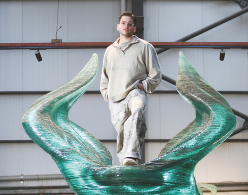 Artem Martis’in cam heykelleri, tonlarca ağırlığa rağmen ayakta duran kırılgan devler gibi