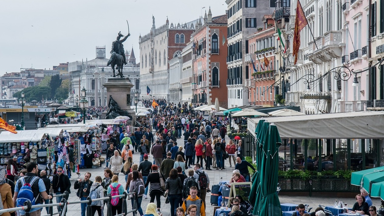 Aşırı turizmin bedelini kim ödemeli?