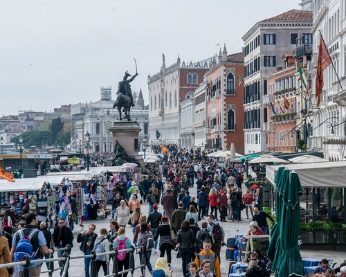 Aşırı turizmin bedelini kim ödemeli?