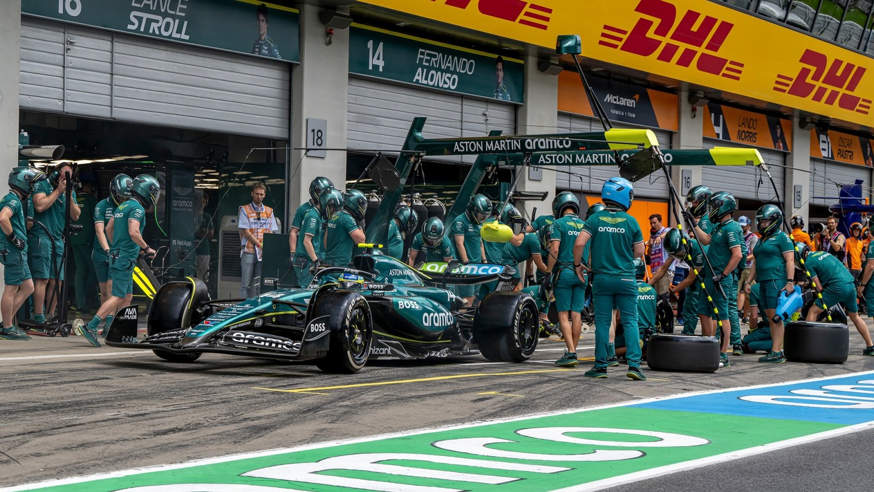 Aston Martin 125 milyon sterlinlik fon arıyor: F1 takımından satış