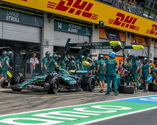 Aston Martin 125 milyon sterlinlik fon arıyor: F1 takımından satış