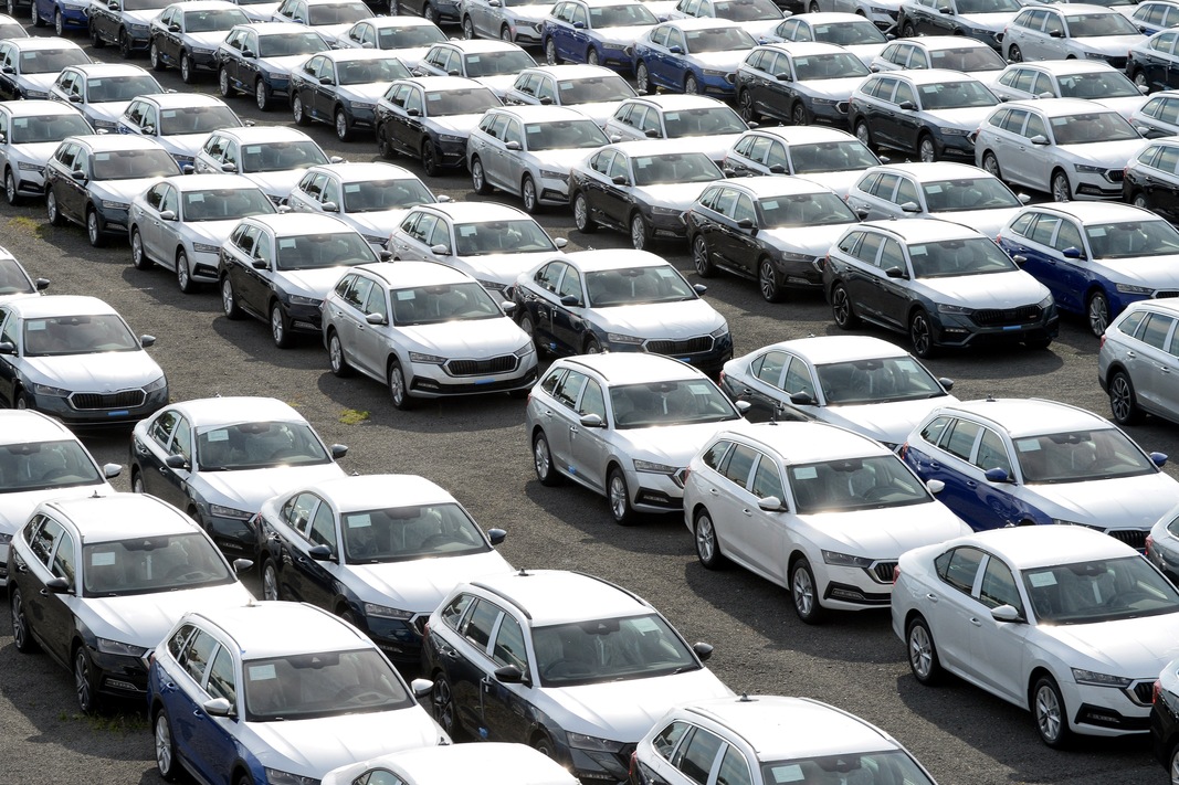 Avrupa'da yeni araç kayıtları düştü