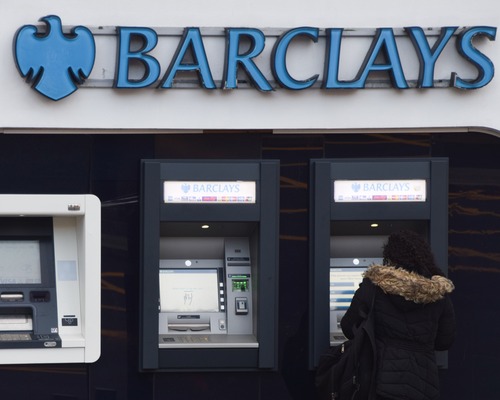 Barclays, Entercard hisselerini Swedbank’e satıyor