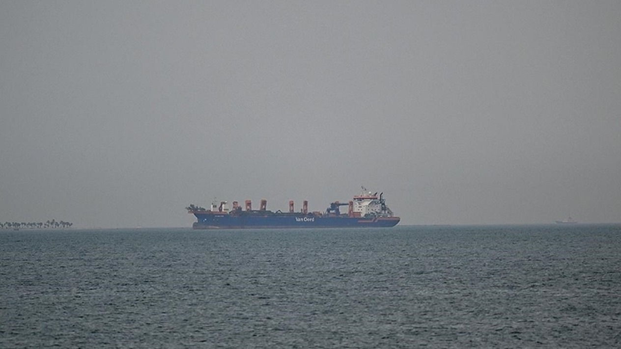 Bazı gemiler Hürmüz Boğazı’ndan nasıl gizlice geçiyor?