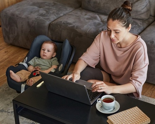 Beklenen düzenleme yürürlüğe girdi, analık ve babalık izinlerinde süreler uzatıldı