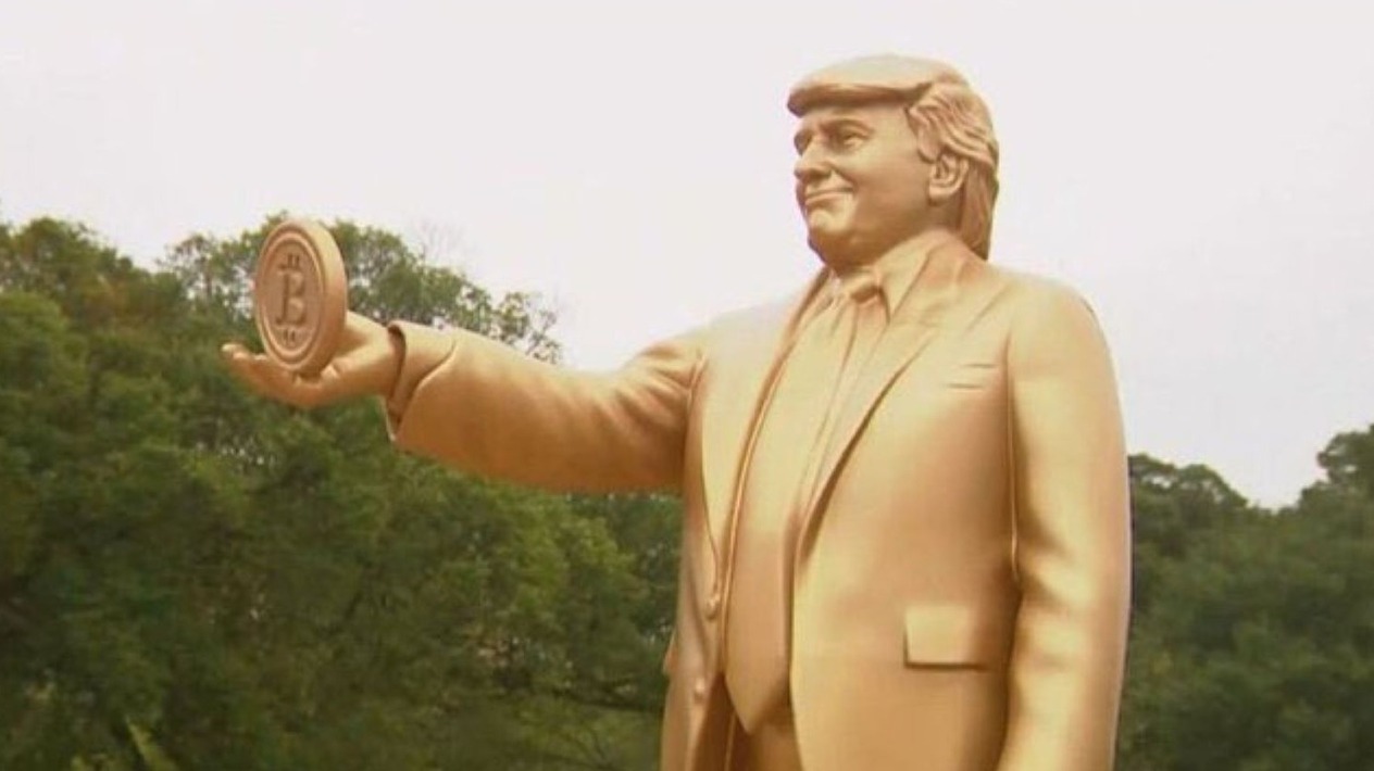 Beyaz Saray’ın karşısına Trump’ın Bitcoin tuttuğu heykeli dikildi