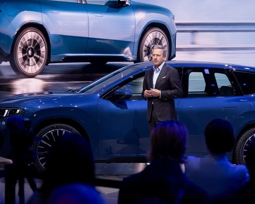 BMW ve Mercedes yeni lüks araçlarıyla Tesla’ya meydan okuyor