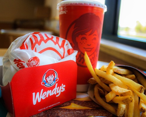 Burger zincirlerinin sosyal medya atışması: Wendy’s baş tadım sorumlusu arıyor