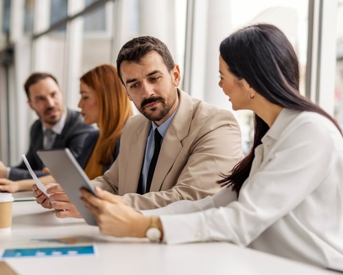 Çalışanlar neden susuyor? Kurumlarda fikir üretiminin önündeki görünmez engel