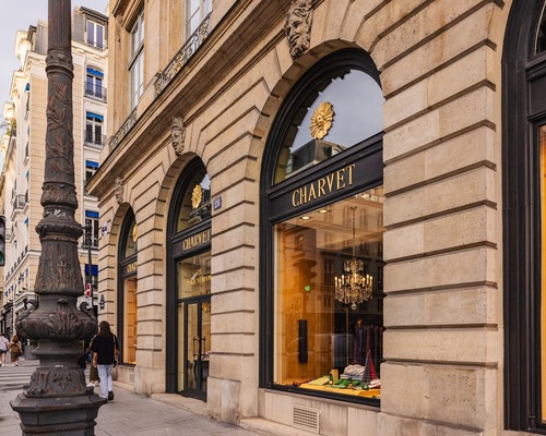 Chanel dünyanın en eski gömlek üreticisini satın aldı