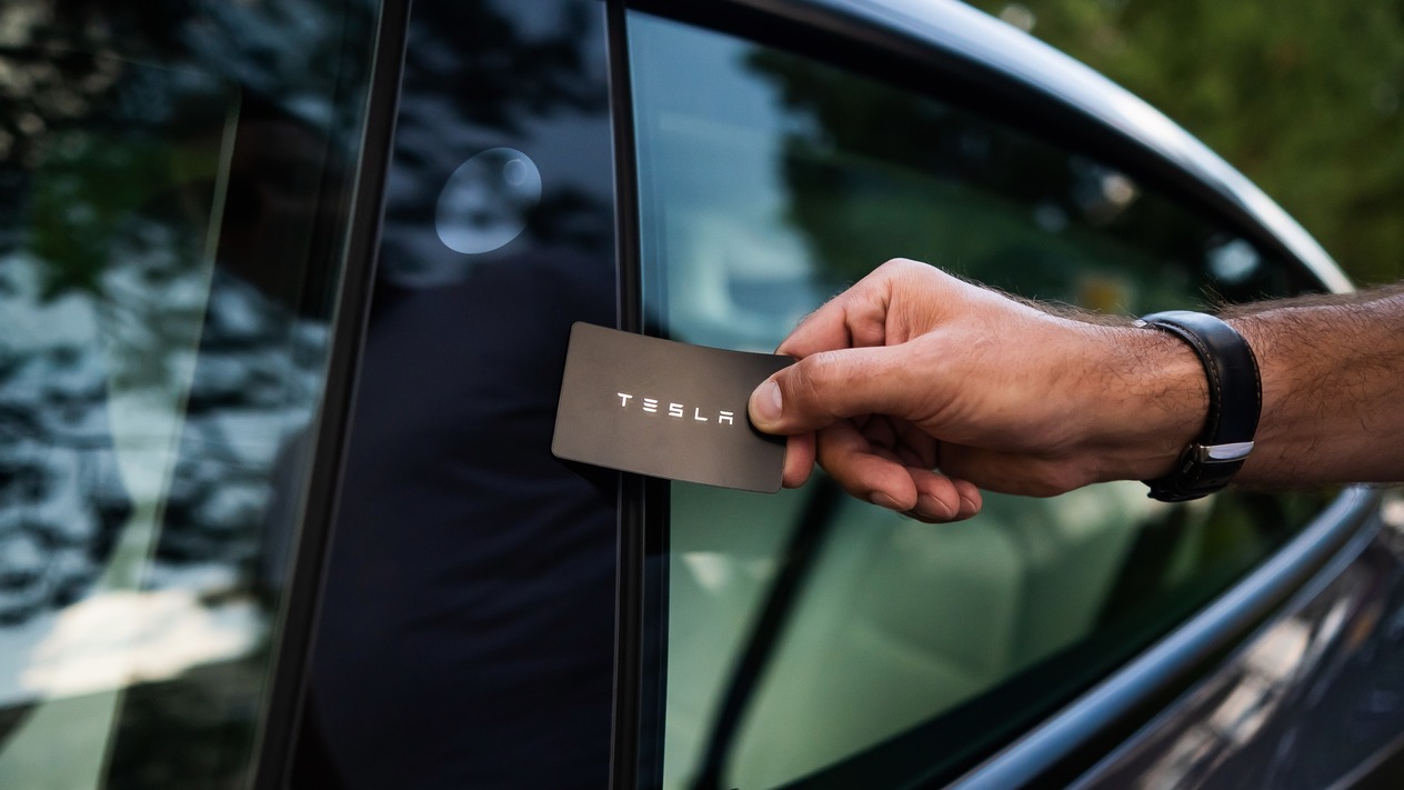 Çin'den elektrikli araçlara güvenlik freni: Tesla tarzı gizli kapı kolları yasaklandı