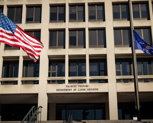 Çin işten çıkarılan ABD’li devlet çalışanlarını hedef alıyor iddiası