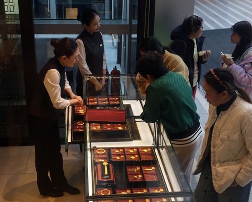 Çin malı lüks ürünler Çinlileri cezbetti